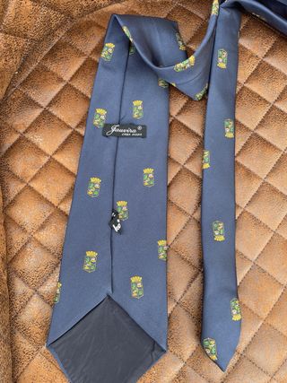 Corbata azul con escudos