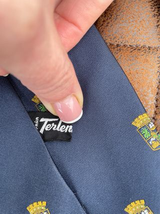 Corbata azul con escudos