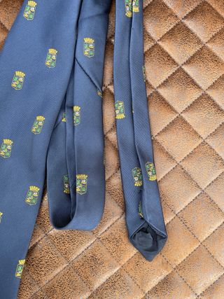 Corbata azul con escudos