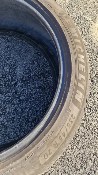Neumático 235/45/20