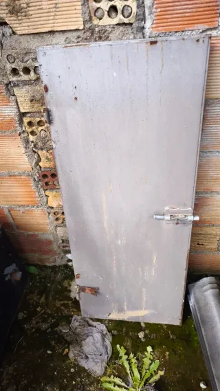 Puerta de hierro pequeña