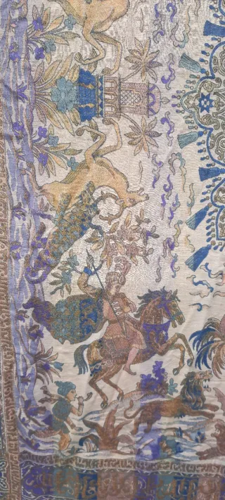 Antiguo tapiz colcha beige y morado