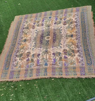 Antiguo tapiz colcha beige y morado