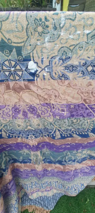 Antiguo tapiz colcha beige y morado