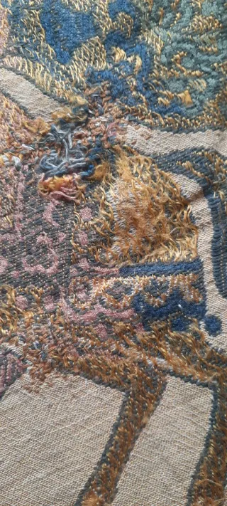 Antiguo tapiz colcha beige y morado