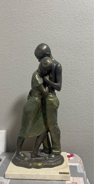 Escultura de pareja abrazándose