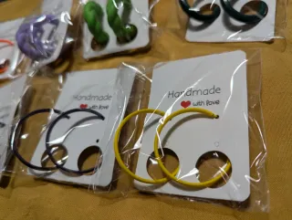 9 pares de pendientes de distintos colores.