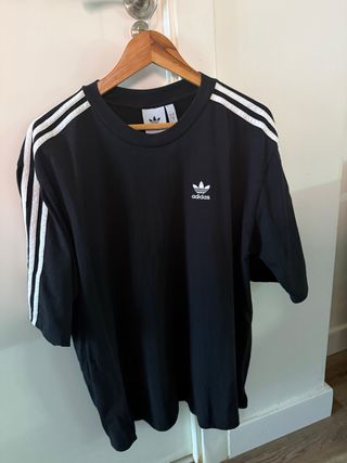 Camiseta Adidas Negra con Rayas Blancas