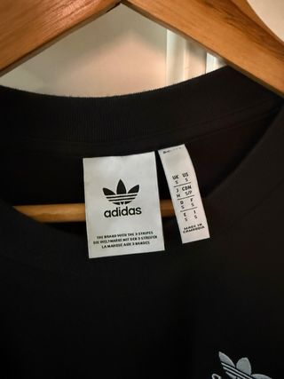 Camiseta Adidas Negra con Rayas Blancas