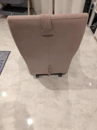 Sillón mecedora de tela beige