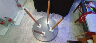 Mesa redonda gris con patas de madera