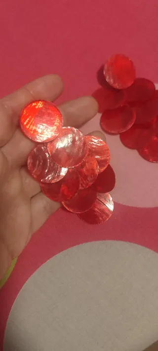 Pendientes rojos con diseño circular .