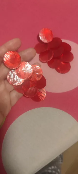 Pendientes rojos con diseño circular .