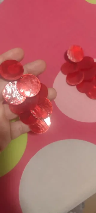 Pendientes rojos con diseño circular .