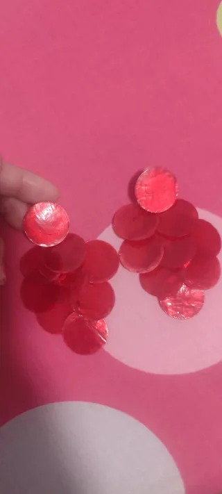 Pendientes rojos con diseño circular .