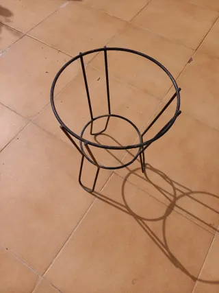 Pie de macetero de metal negro