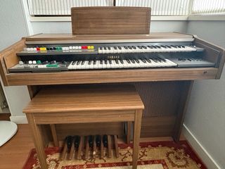 Organo Yamaha Marrón