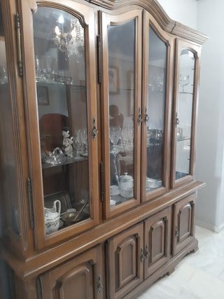 Vitrina de madera y cristal