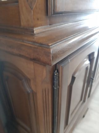 Vitrina de madera y cristal