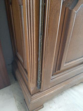 Vitrina de madera y cristal