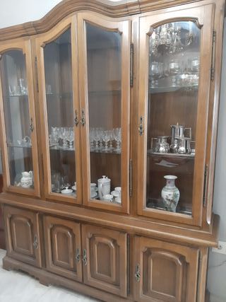 Vitrina de madera y cristal
