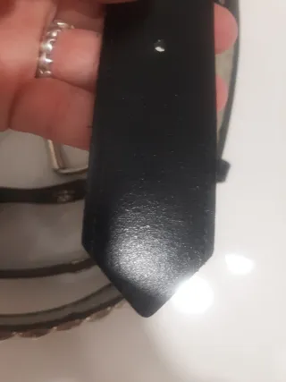 Cinturón de piel con tachuelas.