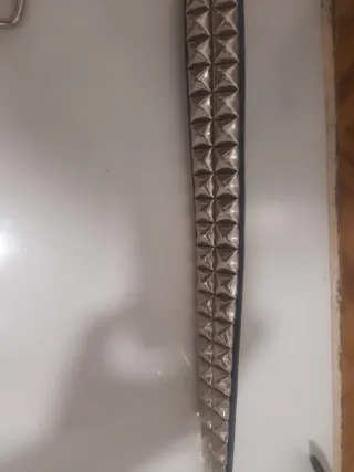 Cinturón de piel con tachuelas.