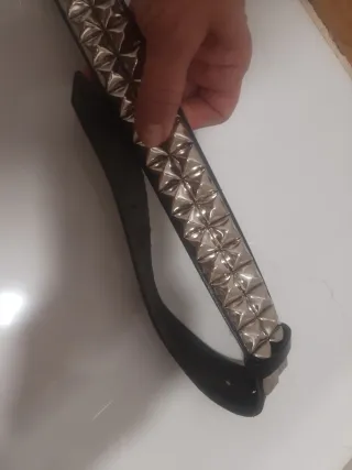 Cinturón de piel con tachuelas.