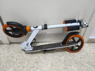 Patinete infantil blanco y naranja