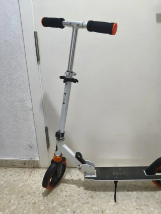 Patinete infantil blanco y naranja