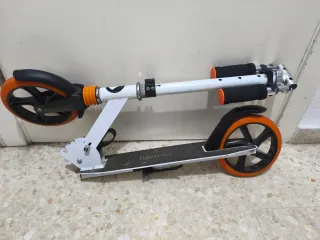 Patinete infantil blanco y naranja