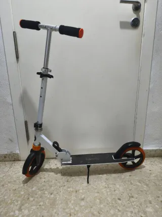 Patinete infantil blanco y naranja