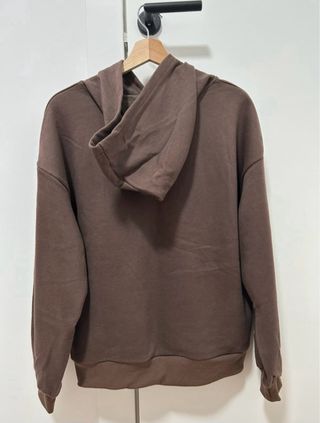 Sudadera marrón con estampado