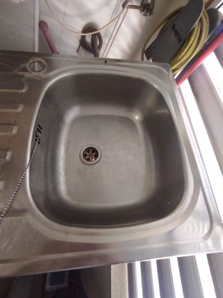 Fregadero de metal grande