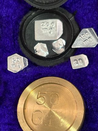 Balanza de precisión vintage con pesas