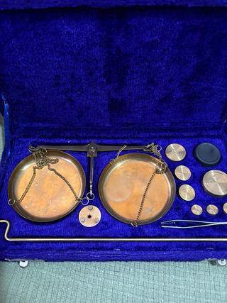 Balanza de precisión vintage con pesas