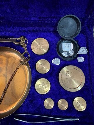 Balanza de precisión vintage con pesas