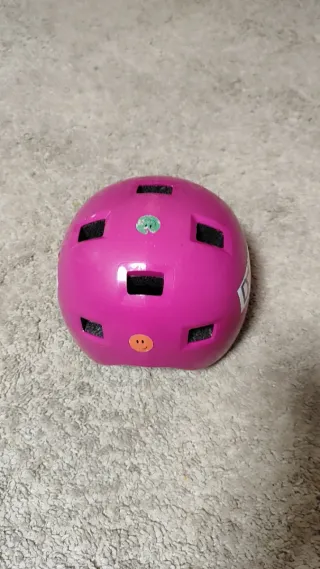 Casco infantil rosa para patines o bici