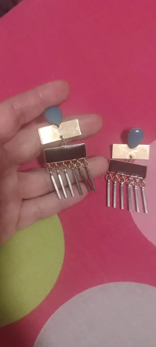 Pendientes largos plateados con detalle azul
