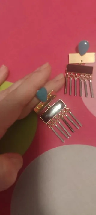 Pendientes largos plateados con detalle azul