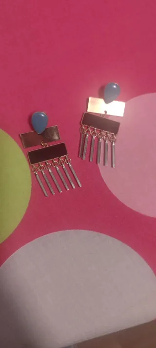 Pendientes largos plateados con detalle azul