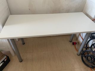 Mesa de escritorio blanca y patas metálicas