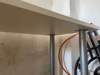 Mesa de escritorio blanca y patas metálicas