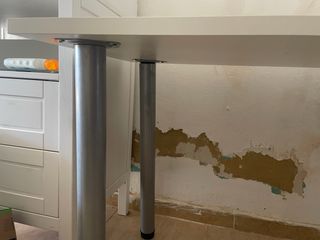 Mesa de escritorio blanca y patas metálicas