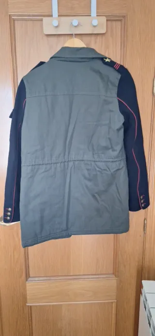 Chaqueta militar Stradivarius verde y azul marino