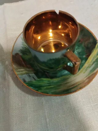 Pareja de tazas de café con paisaje.