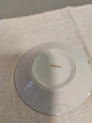 Pareja de tazas de café con paisaje.