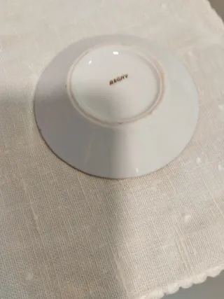 Pareja de tazas de café con paisaje.