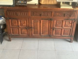 Mueble de madera antiguo con detalles