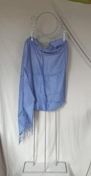 Fular morado con flecos